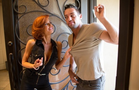 Рыжеволосая пума Вероника Авлув соблазняет и трахает молодого парня картинка 2