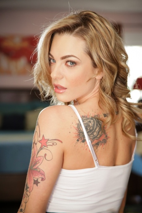 Одетые лесбиянки прижимаются друг к другу после того, как позируют обнаженными картинка 2