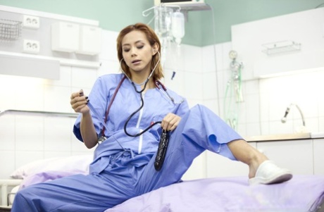 Латиноамериканка-медицинский работник Вероника Лил мастурбирует на работе, пока не кончает картинка 4