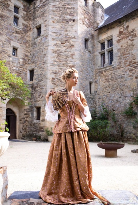 Порнозвезда Вероника Лил брызжет спермой на сиськи после траха в костюме для косплея картинка 2