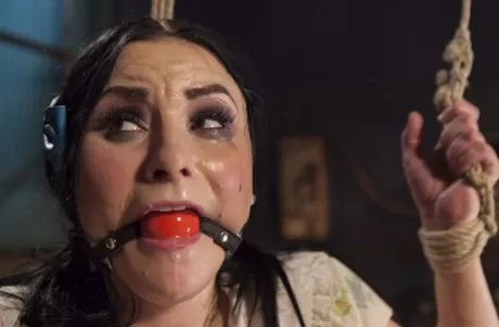 Веруку Джеймс держат в ящике до того, как она попадает в рабство картинка 2