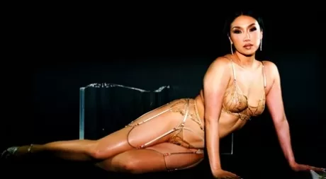 Вики Чейз сама позирует перед межрасовой групповухой картинка 2