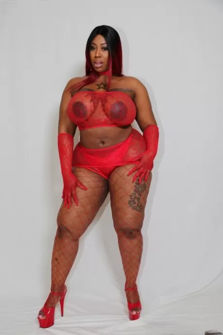 Чернокожую женщину с большими сиськами и большой попой трахает белый чувак картинка 1