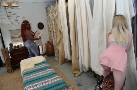 Пышные черные лесбиянки оставляют миниатюрную блондинку с разинутым анусом картинка 3