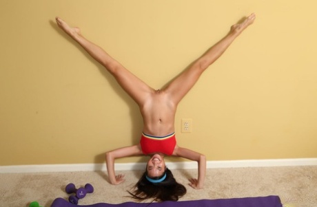 Гибкая азиатка Вина Скай принимает участие во влагалищных вставках после занятия йогой картинка 5