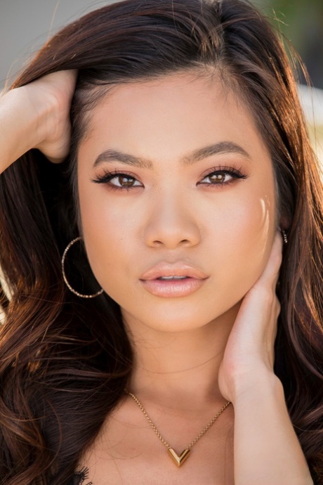 Брюнетка-вертихвостка Вина Скай насаживает свою тугую щелочку на массивный пенис картинка 3