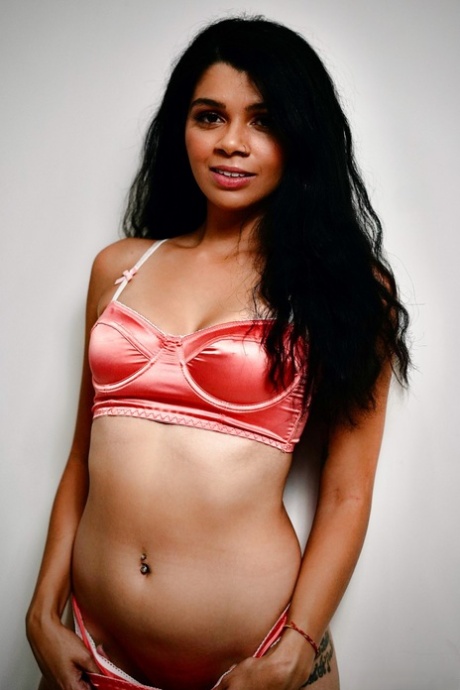 Три женщины по очереди демонстрируют свои прелести во время акции SFW картинка 15