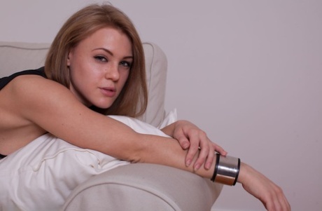 Гламурная девушка Виола Бейли обнажает свои большие сиськи с видом пизды крупным планом картинка 5