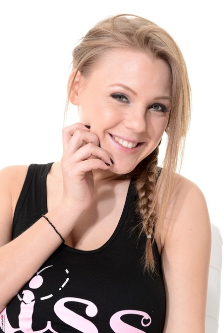 Улыбающаяся Виола выставляет напоказ свои великолепные сиськи и наклоняется, чтобы раздвинуть попку в носках картинка 3