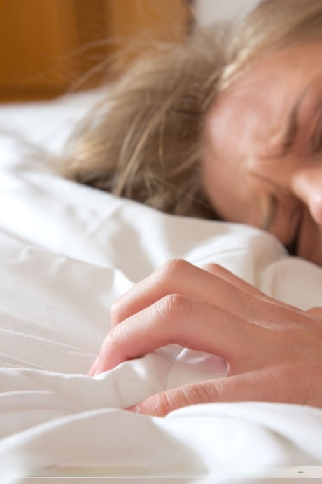 Невероятно грудастая Ванея Эйч теребит пальцами бритую пизду, стоя голышом на коленях картинка 12