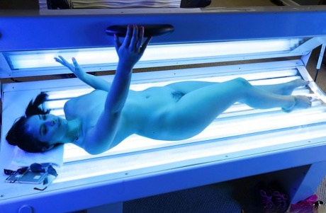 Латиноамериканка Вайолет Старр делает селфи обнаженной в солярии картинка 13