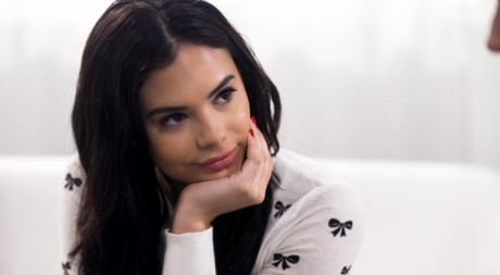 Вайолет Старр взволнованно впускает свою подругу Фрею Паркер в дом, чтобы потусоваться картинка 2