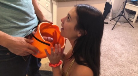 Брюнетка-любительница получает сперму в открытый рот после секса в одежде для косплея картинка 2