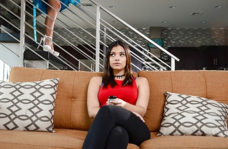 Латиноамериканские порнозвезды Мисси Мартинес и Вайолет Старр раздеваются перед сексом втроем картинка 13