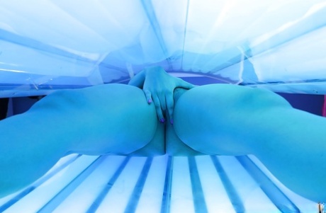 Латиноамериканка Вайолет Старр делает селфи обнаженной в солярии картинка 16