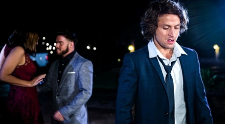 Молодая брюнетка Вайолет Старр занимается жестким сексом с членом семьи картинка 5