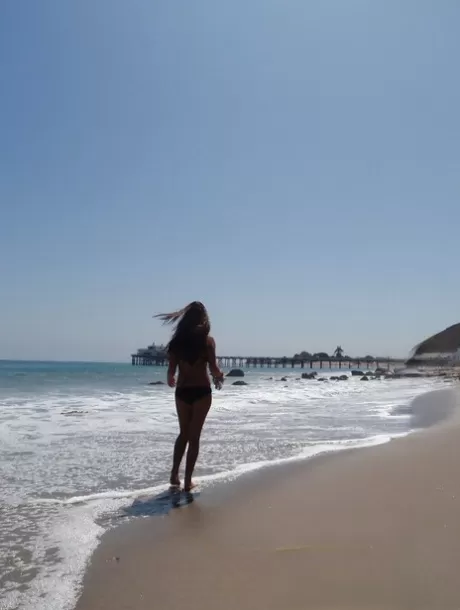 Соблазнительная молоденькая любительница Уитни немного развлекается на пляже со своим мужчиной картинка 2