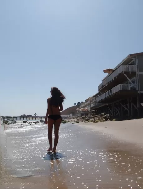 Соблазнительная молоденькая любительница Уитни немного развлекается на пляже со своим мужчиной картинка 3