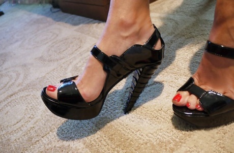 Возбужденная зрелая леди на высоких каблуках, жена выставляет напоказ свои сиськи и сексуальную попку картинка 16