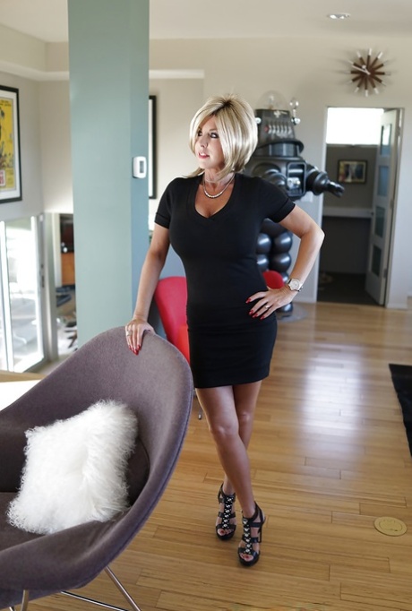 Пышногрудая пожилая домохозяйка Сандра Оттерсон сверкает обтянутой стрингами задницей на открытом воздухе картинка 4