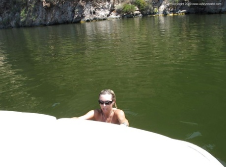 Соблазнительная милфа в белом бикини с женушкой развлекаются на открытом воздухе картинка 12