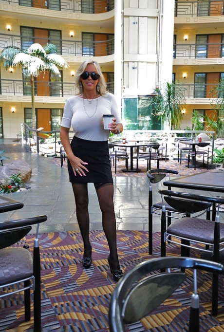 Пожилая блондинка домохозяйка Сандра Оттерсон освобождает массивные сиськи типа babe картинка 7