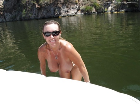 Соблазнительная милфа в белом бикини с женушкой развлекаются на открытом воздухе картинка 13