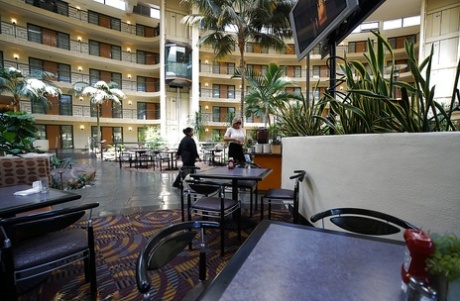 Пожилая блондинка домохозяйка Сандра Оттерсон освобождает массивные сиськи типа babe картинка 6