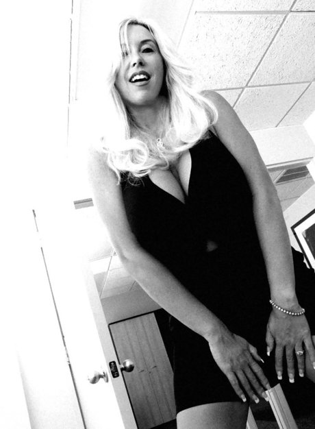 Сексуальная женушка милфа обнажает свои сиськи и раздвигает ноги в офисе картинка 6