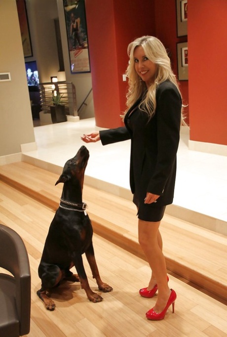 Сексуальная зрелая красотка женушка снимает с себя одежду и позирует в трусиках картинка 2