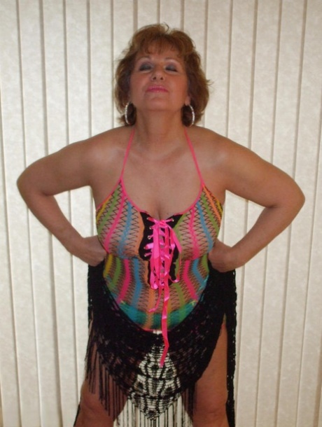 Грудастая зрелая жена Блисс позирует в своем экзотическом прозрачном сетчатом топе картинка 19