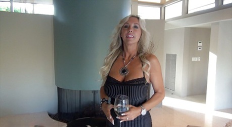 Длинноногая зрелая блондинка на высоких каблуках обнажает свои массивные сиськи картинка 13