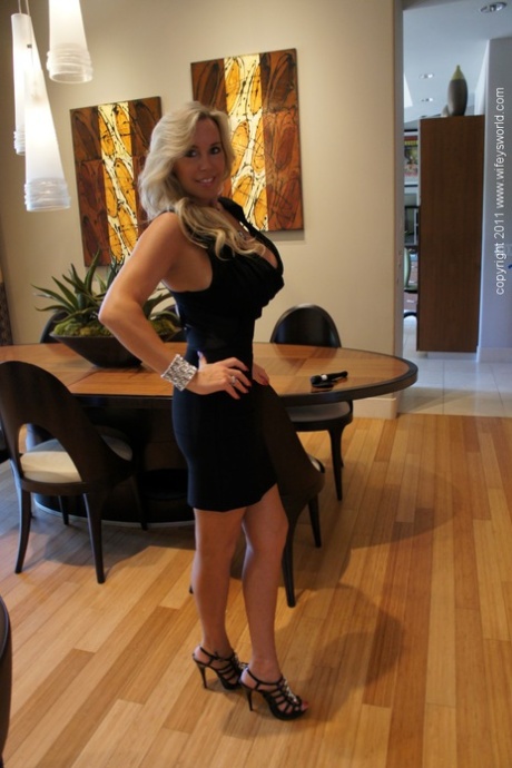 Великолепная блондинка на высоких каблуках обнажает свои большие сиськи и киску картинка 5