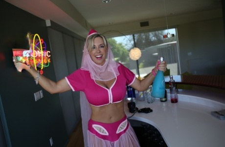 Симпатичная блондинка домохозяйка освобождает свои сиськи от наряда Джини картинка 2