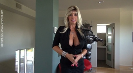 Игривая зрелая блондинка в чулках показывает свои потрясающие большие сиськи картинка 11