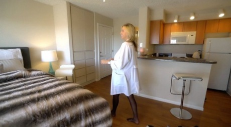 Домохозяйка средних лет Сандра Оттерсон дрочит член муженька, чтобы получить сперму на лицо картинка 10