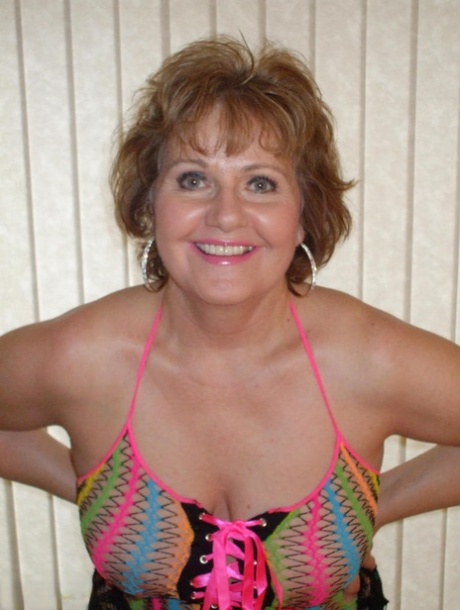 Грудастая зрелая жена Блисс позирует в своем экзотическом прозрачном сетчатом топе картинка 17