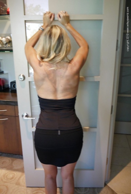 Возбужденная зрелая леди на высоких каблуках, жена выставляет напоказ свои сиськи и сексуальную попку картинка 4