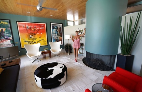 Пышногрудая белокурая домохозяйка Сандра Оттерсон расхаживает в нижнем белье и на высоких каблуках картинка 14