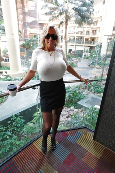 Пожилая блондинка домохозяйка Сандра Оттерсон освобождает массивные сиськи типа babe картинка 3