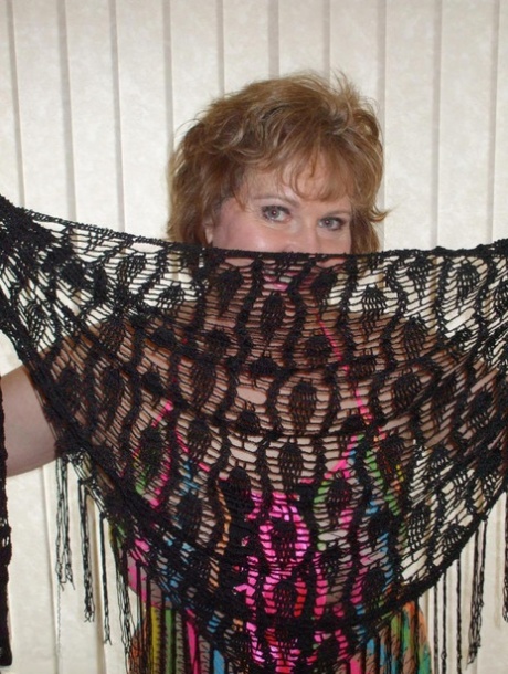 Грудастая зрелая жена Блисс позирует в своем экзотическом прозрачном сетчатом топе картинка 3