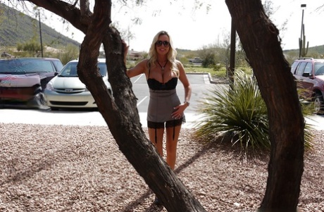 Потрясающая зрелая красотка с большими сиськами жены позирует в сексуальном нижнем белье картинка 13