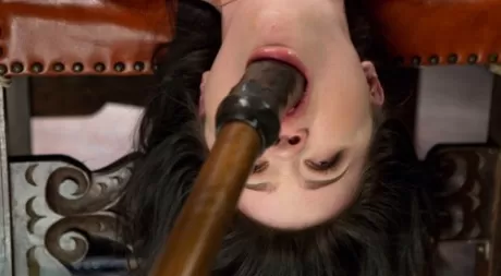 Симпатичную молоденькую Иживи мучает и мастурбирует Папа римский, находясь в рабстве картинка 6