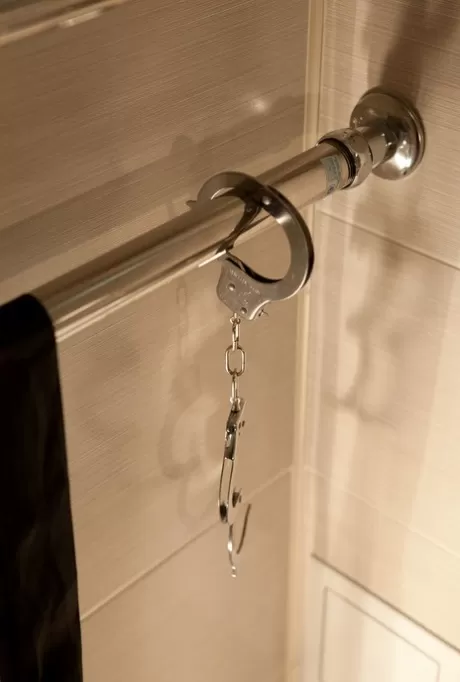 Молодая брюнетка Zara D играет в соло БДСМ-игры в ванной комнате картинка 3