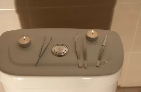 Молодая брюнетка Zara D играет в соло БДСМ-игры в ванной комнате картинка 2