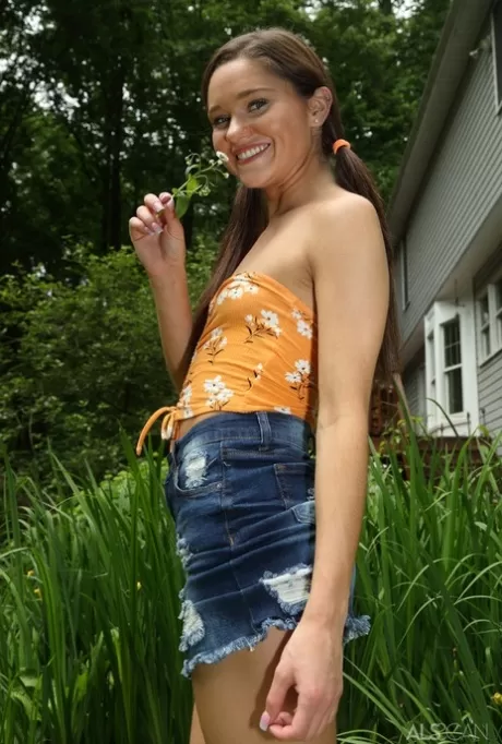 Возбужденная молоденькая Зои Блум вставляет овощ в жопу и киску на одеяле на заднем дворе картинка 3