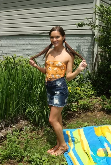 Возбужденная молоденькая Зои Блум вставляет овощ в жопу и киску на одеяле на заднем дворе картинка 4