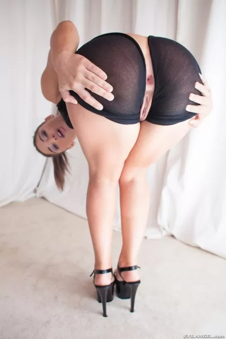 Сексуальная шлюха Абелла Дэнджер раздвигает ножки, показывая шикарную задницу и бритую пизду