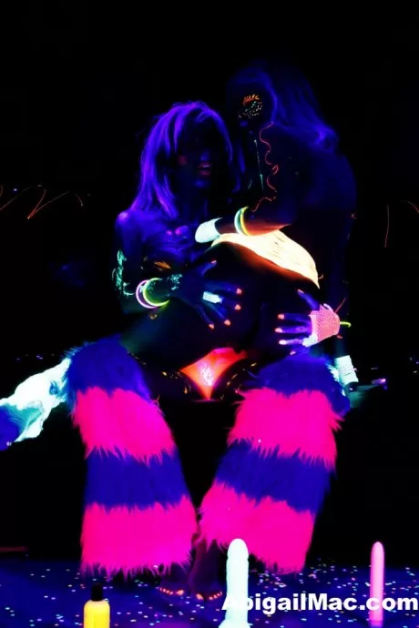 Эбигейл Мак Пуба в сети светится в темноте лесбийским сексом