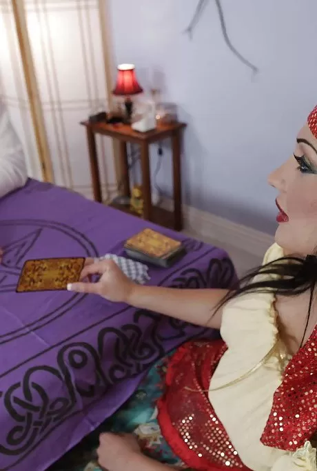 Великолепная Алетта Оушен с огромными сиськами может предсказать множество оргазмов